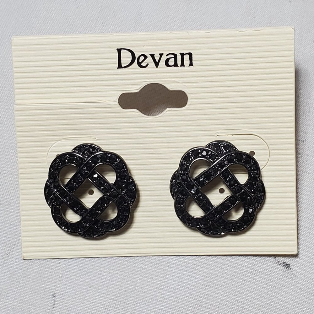 DEVAN round love knot black crystal cut out stud pierced earring